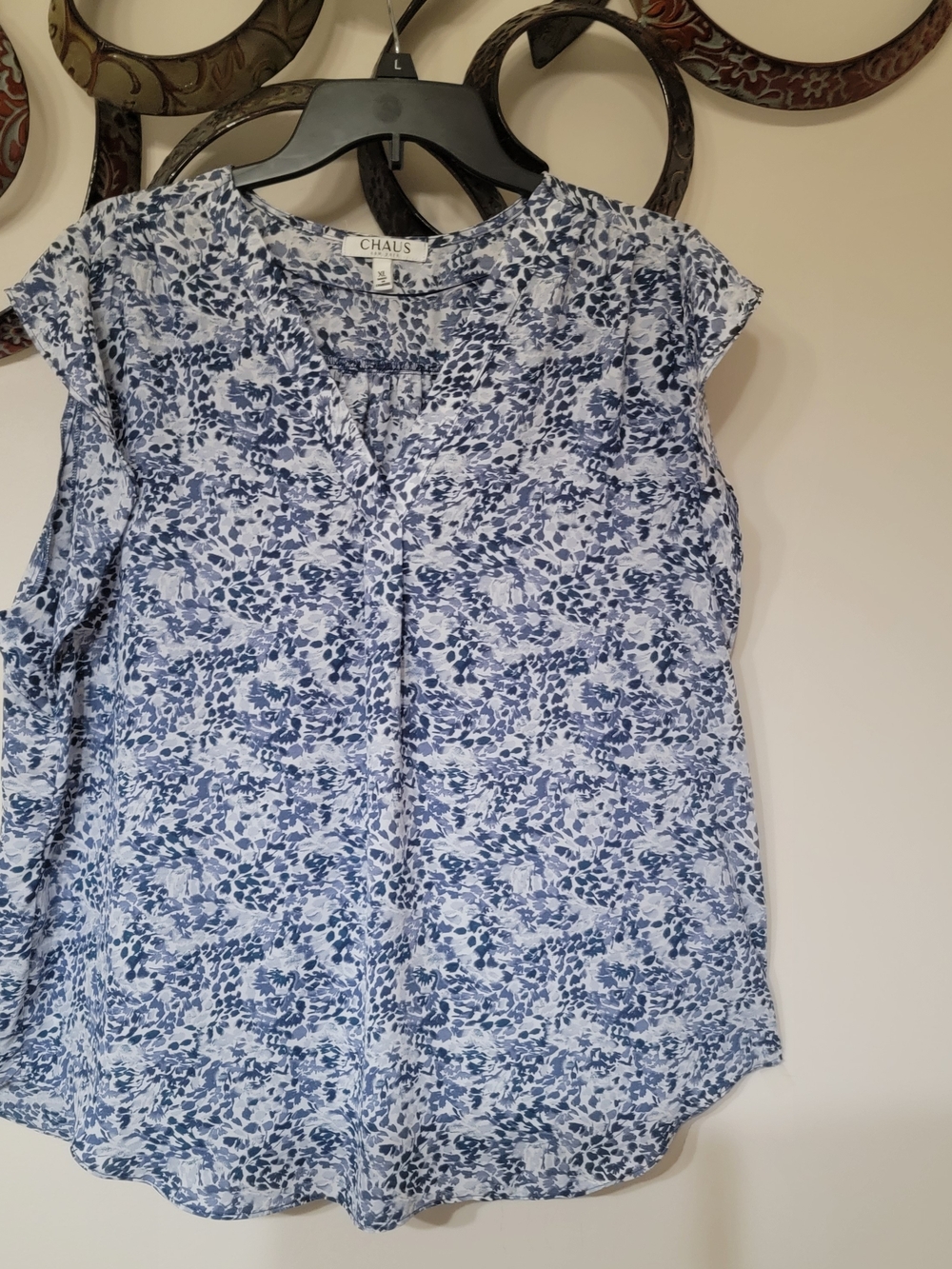 Chaus Women's Blue and White Floral Cap-Sleeve Blouse